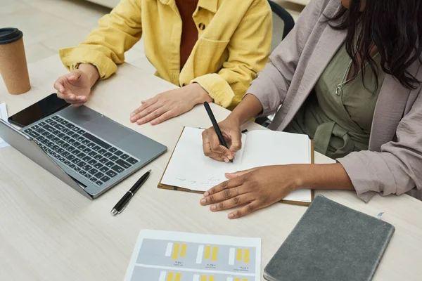 Collega 's die in team werken — Stockfoto