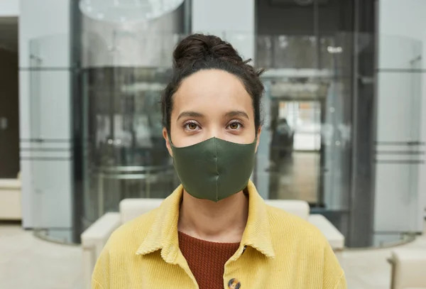 Νεαρή γυναίκα με μάσκα — Φωτογραφία Αρχείου