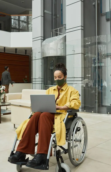 Mulher com deficiência trabalhando no laptop — Fotografia de Stock