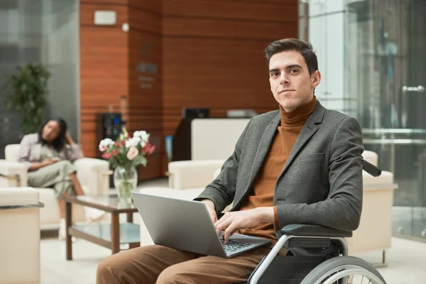 Homem com deficiência trabalhando online — Fotografia de Stock