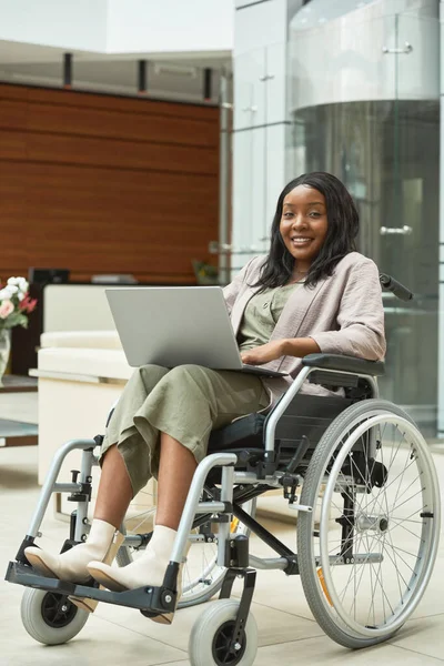Niepełnosprawna kobieta pracująca online — Zdjęcie stockowe