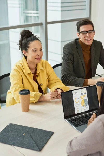 Riunione di lavoro in ufficio — Foto Stock