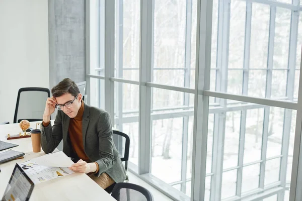 Empresario sentado en un escritorio — Foto de Stock