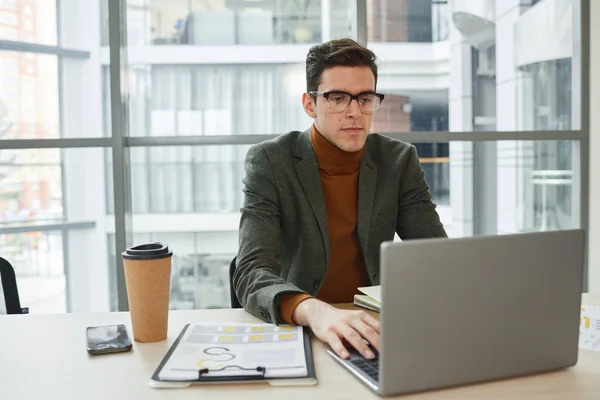 Homem trabalhando em um laptop — Fotografia de Stock