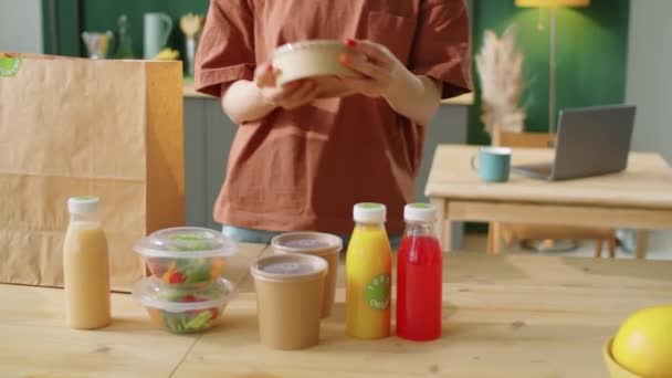 Приглушений Знімок Молодої Блондинки Збирає Здорове Харчування Контейнерах Пляшках Органічними — стокове відео