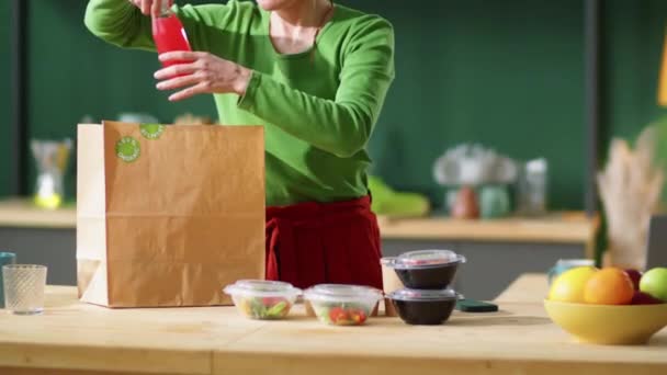 Foto Sección Media Una Mujer Que Descarga Alimentos Frescos Saludables — Vídeo de stock