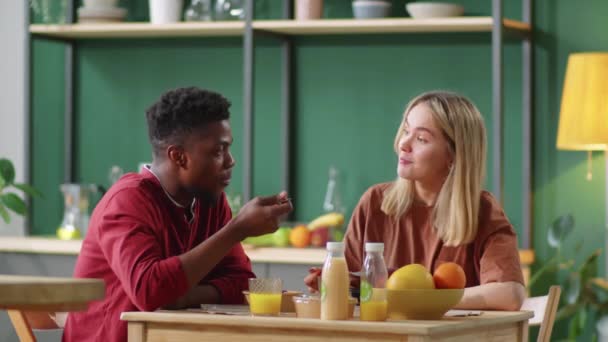 Junge Kaukasische Frau Und Schwarzer Mann Sitzen Zusammen Küchentisch Essen — Stockvideo