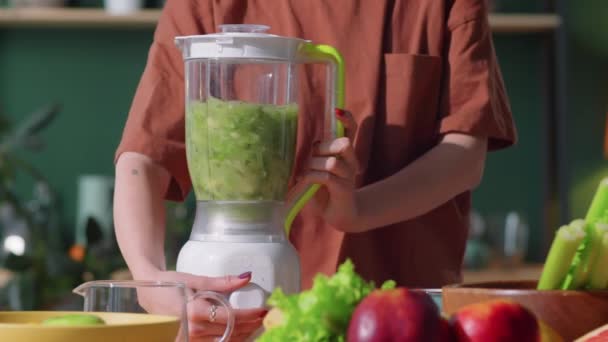 Midsection Shot Mujer Irreconocible Encendiendo Licuadora Haciendo Batido Verde Verduras — Vídeo de stock