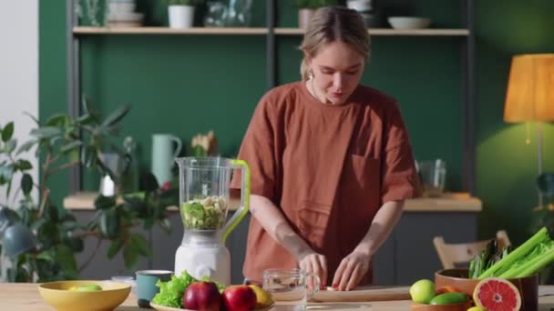 Joven Hermosa Mujer Poniendo Trozos Plátano Licuadora Con Verduras Frescas — Vídeo de stock