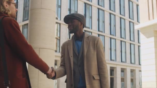 Hombre Negocios Negro Guapo Abrigo Elegante Gorra Tweed Caminando Hacia — Vídeo de stock