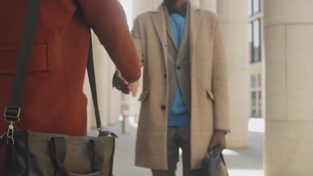 Zoom Toma Sección Media Dos Hombres Negocios Multiétnicos Abrigos Caminando — Vídeo de stock