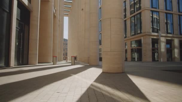 Zoom Tiro Columnata Frente Moderno Edificio Oficinas Centro Ciudad Día — Vídeo de stock
