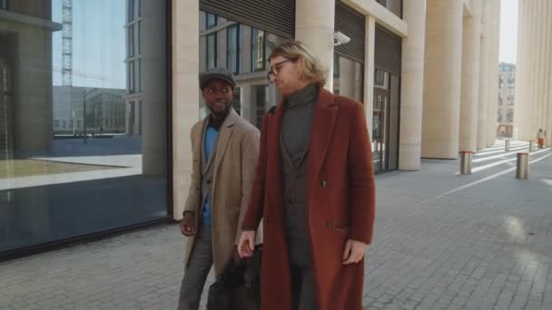 양복을 코트를 사업가 시내에서 일자리에 토론하는 화면에 찍혔다 — 비디오