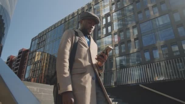 Plan Angle Bas Jeune Homme Affaires Afro Américain Manteau Élégant — Video