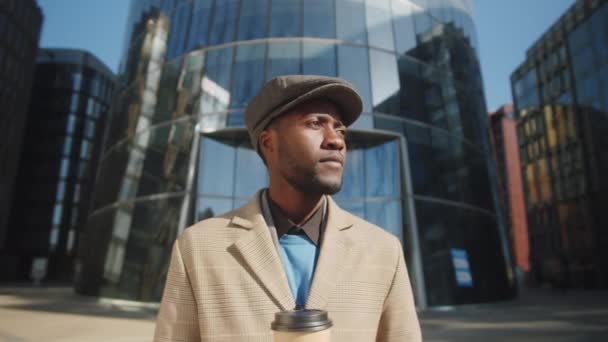 Zoom Retrato Joven Hombre Negocios Negro Gorra Tweed Pie Frente — Vídeo de stock