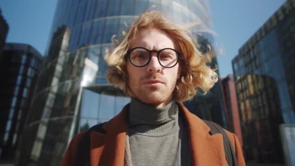 Hrudník Portrét Záběr Mladého Pohledného Obchodníka Brýlích Stojící Před Moderní — Stock video