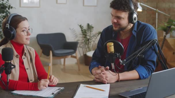 Presentadores Positivos Podcast Masculino Femenino Auriculares Que Hablan Micrófonos Profesionales — Vídeos de Stock
