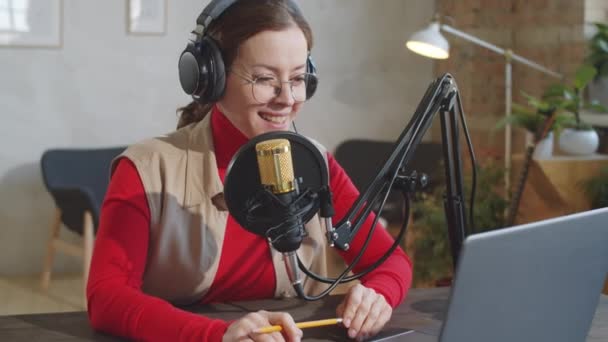 Potret Wanita Muda Yang Bahagia Headphone Berbicara Dalam Mikrofon Dan — Stok Video