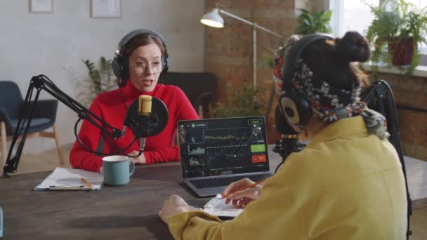 Apresentadora Podcast Feminina Fones Ouvido Sentada Com Laptop Conversando Microfone — Vídeo de Stock