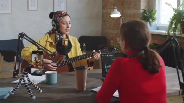 Jonge Creatieve Vrouw Hoofdtelefoon Spelen Van Gitaar Zingen Microfoon Tijdens — Stockvideo