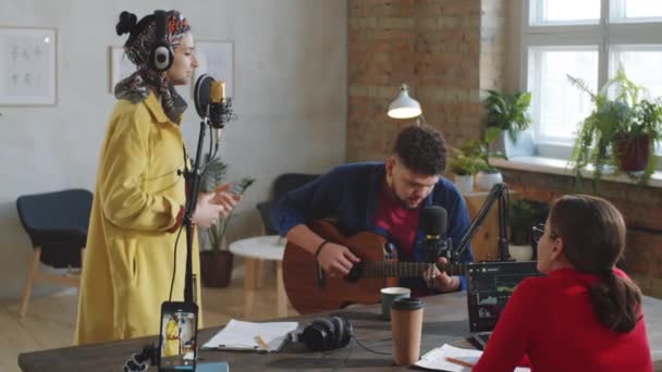 Giovane Donna Che Canta Microfono Uomo Che Suona Chitarra Durante — Video Stock