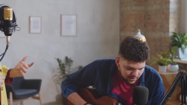 Incline Para Baixo Tiro Jovem Multiétnico Homem Mulher Cantando Microfones — Vídeo de Stock