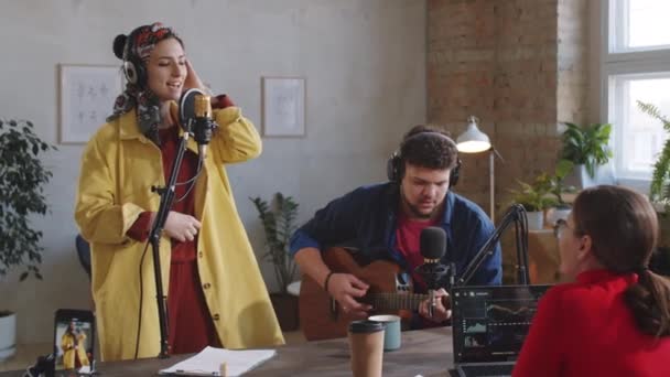 Pemuda Kreatif Pria Dan Wanita Bernyanyi Mikrofon Dan Bermain Gitar — Stok Video