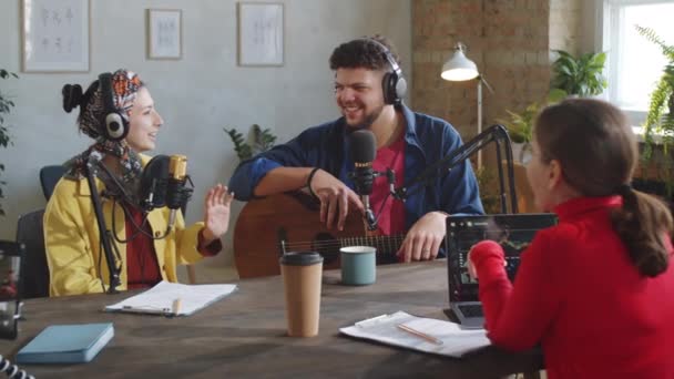 Jeune Duo Musique Gai Dans Des Écouteurs Assis Avec Guitare — Video