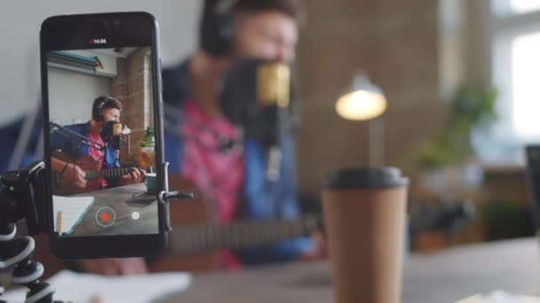 Tripodun Üzerinde Akıllı Telefonun Seçmeli Odak Noktası Gitar Çalan Mikrofona — Stok video