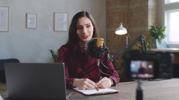 Giovane Bella Donna Seduta Tavola Con Computer Portatile Carta Con — Video Stock