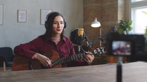 Wanita Cantik Headphone Duduk Studio Rekaman Tersenyum Dan Berbicara Mic — Stok Video
