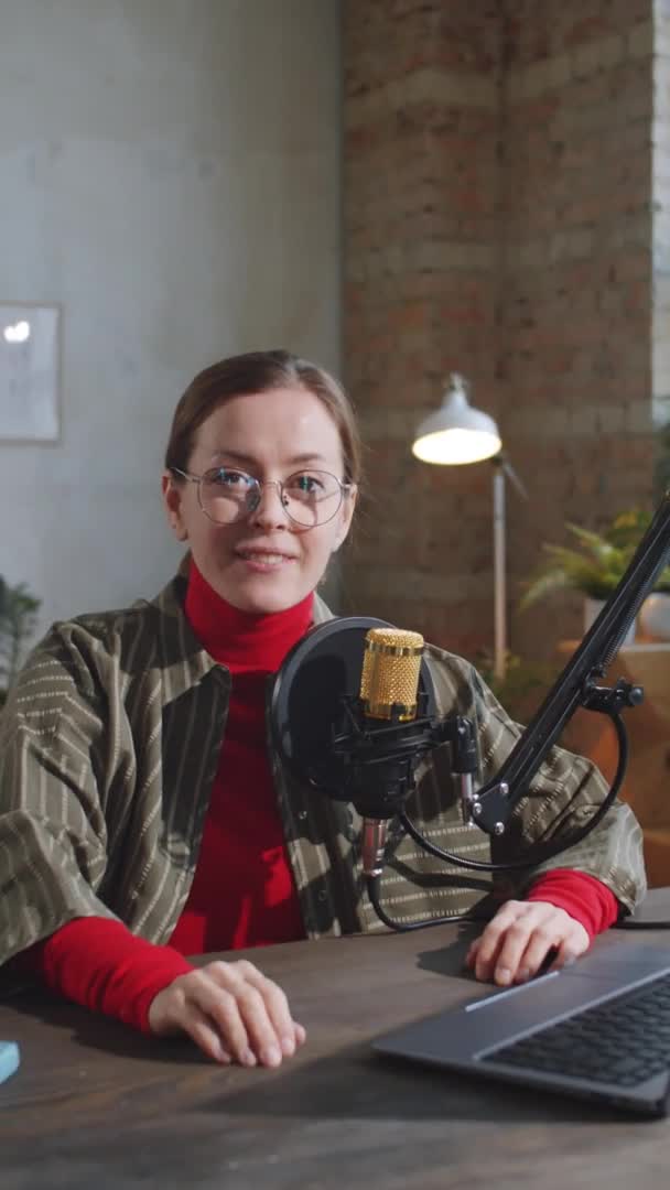 Fotografía Vertical Una Mujer Caucásica Positiva Saludando Cámara Sonriendo Hablando — Vídeo de stock