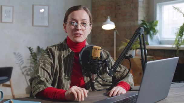 Kayıt Stüdyosunda Yaşarken Kameraya Sallayan Gülümseyen Mikrofona Konuşan Olumlu Kadın — Stok video