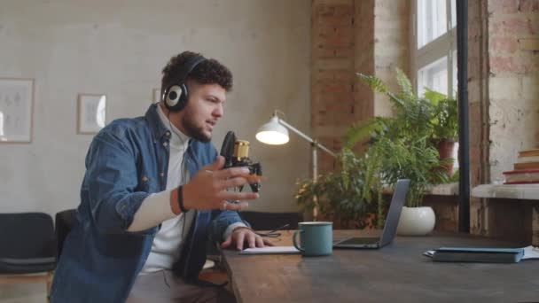 Visão Lateral Blogueiro Masculino Fones Ouvido Usando Laptop Conversando Microfone — Vídeo de Stock