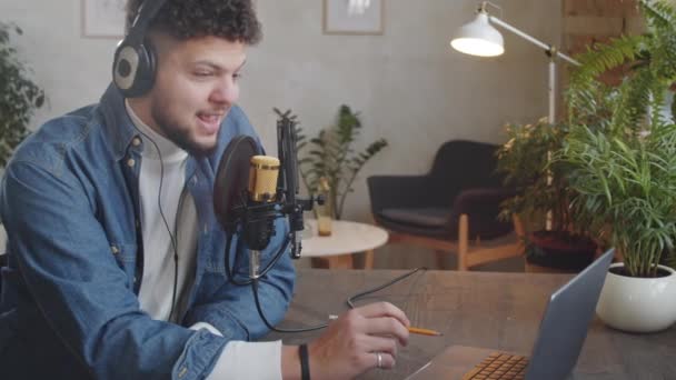 Incline Tiro Jovem Apresentador Podcast Masculino Fones Ouvido Sentado Com — Vídeo de Stock