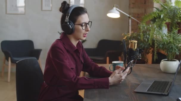 Wanita Cantik Headphone Membaca Pidato Dari Smartphone Mikrofon Sambil Membawakan — Stok Video