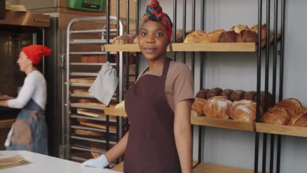Portrait Young Beautiful Afro American Woman Apron Gloves Standing Bakery — Stock Video