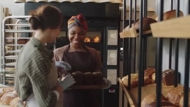 Młoda Afro Amerykańska Kobieta Przynosząca Tacę Świeżo Upieczonym Chlebem Żytnim — Wideo stockowe