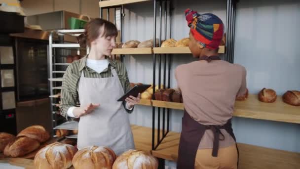 Młoda Kaukaska Kobieta Używająca Tabletu Cyfrowego Rozmawiająca Afro Amerykańską Koleżanką — Wideo stockowe