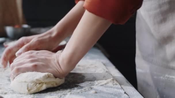 Vue Rapprochée Des Mains Chef Pâtissier Féminin Ajoutant Farine Tout — Video