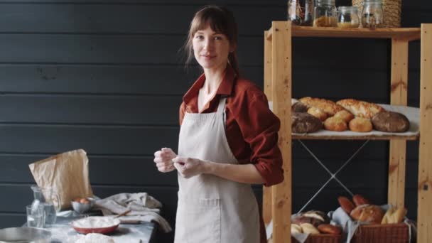 Zoom Avant Jeune Belle Femme Tablier Avec Les Mains Dans — Video