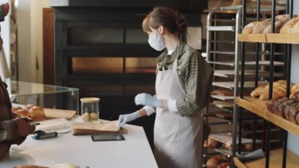 Giovane Donna Afro Americana Maschera Che Acquista Pane Fresco Dalla — Video Stock