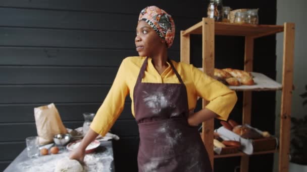 Zoom Avant Belle Pâtissière Afro Américaine Dans Tablier Debout Avec — Video