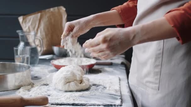 Gros Plan Des Mains Une Femme Méconnaissable Pétrissant Pâte Sur — Video