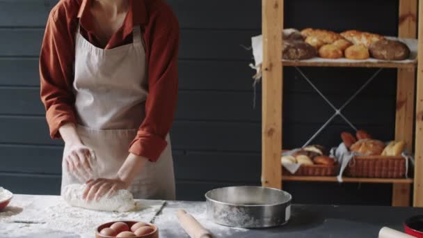 Plan Médian Une Boulangère Méconnaissable Dans Tablier Pétrissant Pâte Sur — Video