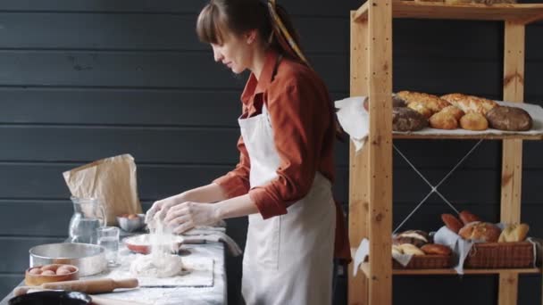 Vue Latérale Femme Caucasienne Dans Tablier Pétrissant Pâte Sur Table — Video