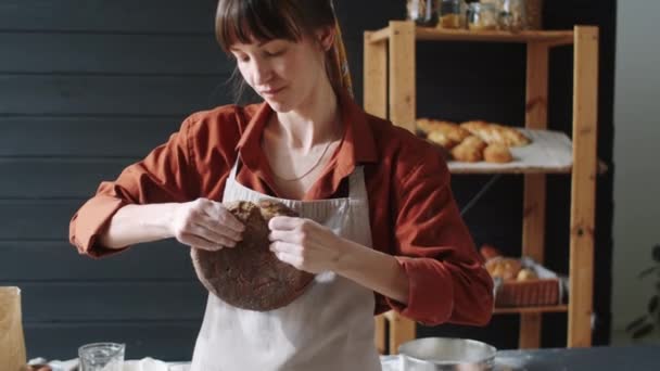 Portrait Jeune Belle Boulangère Tablier Déchirant Pain Seigle Rond Sentant — Video