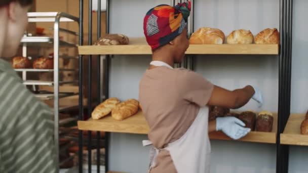 Jeune Vendeuse Afro Américaine Gants Tablier Mettant Des Pains Dans — Video