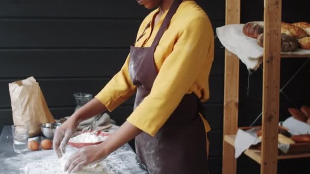 Młoda Afro Amerykańska Piekarka Fartuchu Ugniatająca Ciasto Kuchennym Stole Podczas — Wideo stockowe