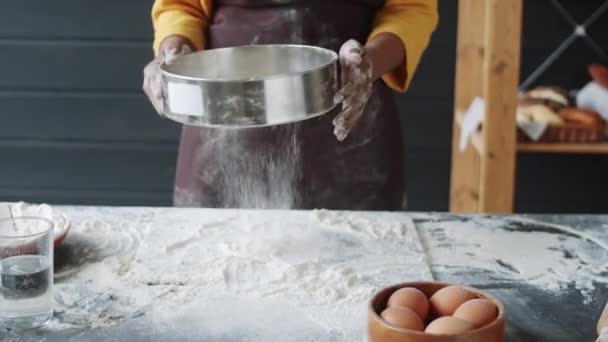 Zoom Avant Une Femme Afro Américaine Méconnaissable Tamiseuse Farine Sur — Video